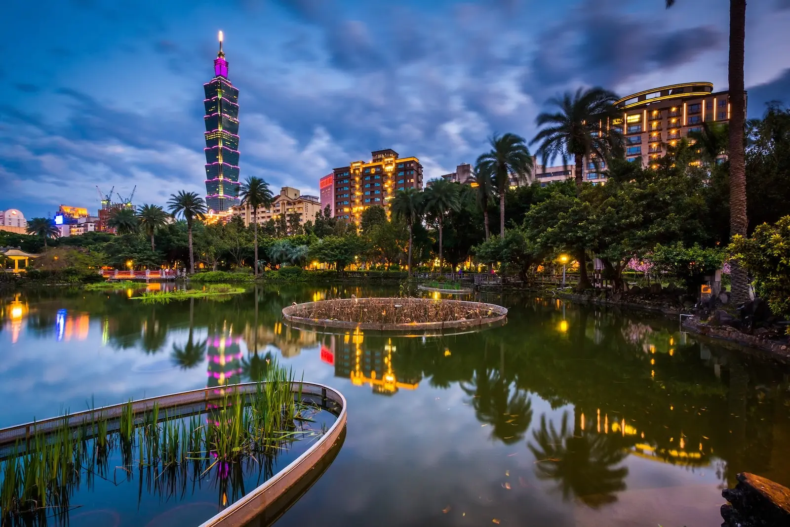 Taipei 101 nachts im See gespiegelt, aus dem Zhongzheng-Park